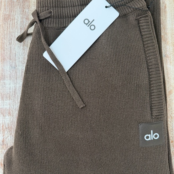 Alo Yoga Scholar Straight Leg Sweatpant in the Espresso colorway, size XS NWT!!! - Picture 4 of 9